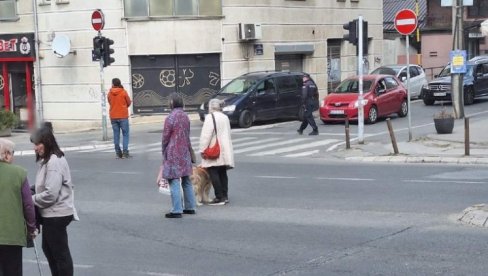 PROPAST BLOKADERA: U centru - dve penzionerke i pas! (FOTO)