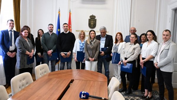 ПОДРШКА ДРЖАВЕ ПРЕДУЗЕТНИЦИМА: Месаровићева уручила решења о бесповратним средствима малим привредницима у шест градова