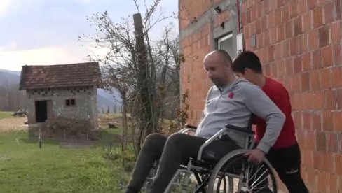 БОРБА САМОХРАНОГ ОЦА ИЗ КОТОР ВАРОША: Горан жели да прохода због сина, потребна му помоћ за лечење