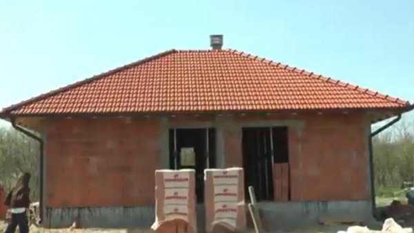 ДОК СИМПАТИЗЕРИ СНС ГРАДЕ ДОМ ЗА ДЕЦУ И ВРАЋАЈУ ДОСТОЈАНСТВО ПОРОДИЦИ: Блокадери расипају милионе на хаос, дрогу и личне ужитке (ФОТО/ВИДЕО)