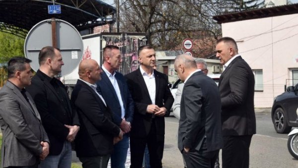 НЕМА ВОЉЕ ДА РЕШЕ ЗАХТЕВ ПРЕВОЗНИКА: На састанку у Градишци био премијер РС, док власти из Федерације БиХ ћуте