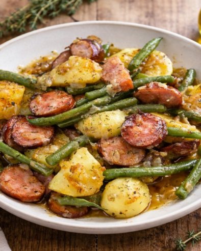 МИРИС ДОМАЋЕ КУХИЊЕ: Брзо и укусно јело са кобасицом, кромпиром и боранијом