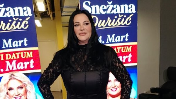 ПОВРЕДИЛА НОГУ ДОК ЈЕ ГЛЕДАЛА У ИЗЛОГЕ: Јана Тодоровић стигла на концерт Снежане Ђуришић упркос незгоди (ФОТО)