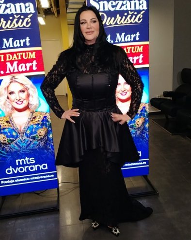 ПОВРЕДИЛА НОГУ ДОК ЈЕ ГЛЕДАЛА У ИЗЛОГЕ: Јана Тодоровић стигла на концерт Снежане Ђуришић упркос незгоди (ФОТО)