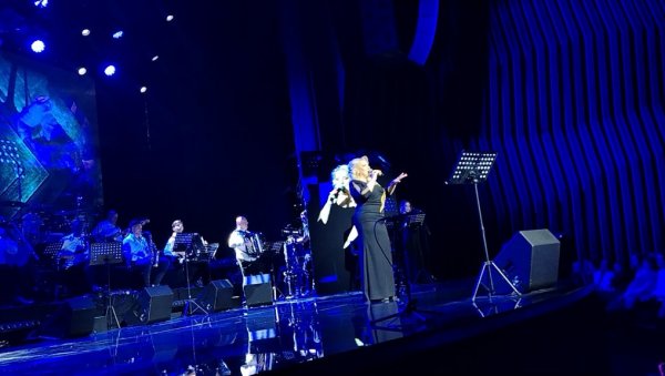 ПОЗНАТИ ПОХРЛИЛИ НА КОНЦЕРТ СНЕЖАНЕ ЂУРИШИЋ: Ова музичка звезда се не одваја од супруга, а ту су и они (ФОТО)