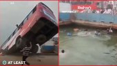 PRVI SNIMCI STRAVIČNE NESREĆE: Autobus se survao u reku, na desetine mrtvih (VIDEO)