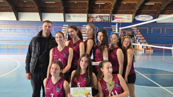 ПАРАЋИНКЕ ОПЕТ БЛИСТАЛЕ: Гимназијалке прве на Окружном у одбојци