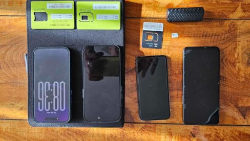 ХАКОВАЛИ ТЕЛЕФОНЕ И ТРАЖИЛИ ПАРЕ: Одређено задржавање пару из Русије и двојици Срба, ево шта су користили за преваре (ФОТО)