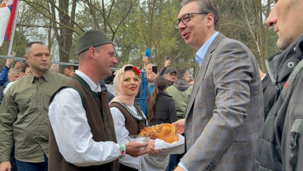 ОДЈЕКУЈЕ МАРШ НА ДРИНУ, ВИЈОРЕ СЕ СРПСКЕ ЗАСТАВЕ: Вучић дочекан са погачом у Крушчићу, окупио се велики број грађана (ВИДЕО)