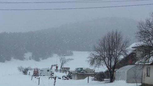 LJUDI BEZ STRUJE, VRTIĆI I ŠKOLE ZATVORENI: Snežna oluja izazvala haos, vlasti izdale važno upozorenje građanima (VIDEO)