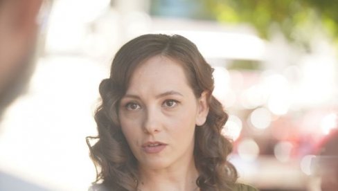 ДЕДА ЈОЈ СЕ УБИО ИСПРЕД СКУПШТИНЕ, А УБРЗО ПОСЛЕ ТОГА И ОТАЦ: Непознати детаљи из живота наше глумице (ФОТО)