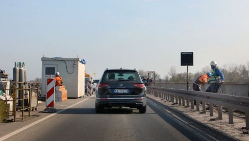 U SUDARO „OPELA“ I KAMIONA NASTARADA VOZAČ AUTOMOBILA: Saobraćajna nesreća na Kovinskom mostu: