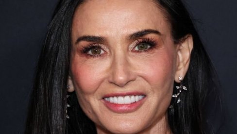 ИМА 63. ГОДИНЕ И КОСУ КАО ДЕВОЈЧИЦА: Сад знамо како је Деми Мур негује и то не може свако