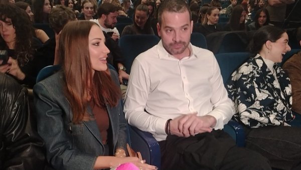 ДРЖЕ СЕ ЗА РУКЕ И НЕ СКИДАЈУ ОСМЕХ СА ЛИЦА: Александра Пријовић и Филип Живојиновић из првог реда гледају концерт Јакова Јозиновића (ФОТО)