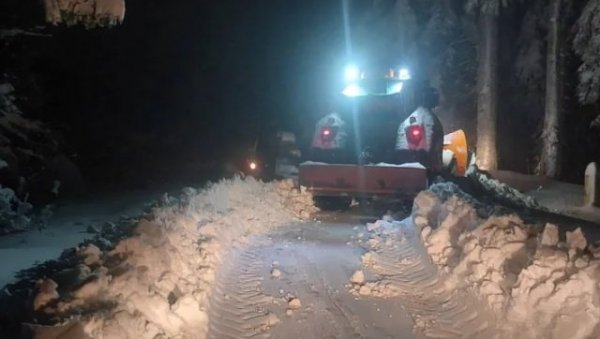 КИЈАМЕТ У ХРВАТСКОЈ: Пало 80 цм снега, ситуација се не побољшава