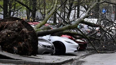 ЗАГРЕБ НЕ ПАМТИ ОВАКАВ УДАР! Историјски оркан паралисао престоницу, грађани Хрватске престонице у страху