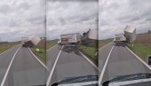 ВЕТАР ОДУВАО ПРИКОЛИЦУ КАМИОН: Начисто се преврнула - језив снимак из Хрватске (ВИДЕО)