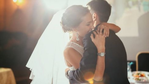 НАЈПОПУЛАРНИЈЕ ПЕСМЕ ЗА ПРВИ ПЛЕС НА ВЕНЧАЊУ: Оне су у ТОП 20 у свету