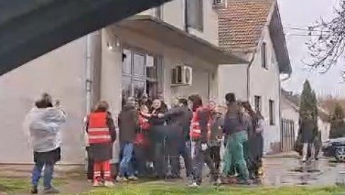 УСНИМЉЕН КАКО ШУТИРА И БИЈЕ: Блокадер и друг Миле Пајић напао људе у Црвенки! (ВИДЕО)