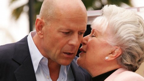 МАЈКА БРУСА ВИЛИСА ИМА 90 ГОИДНА И ВЕЋ 22 ГОДИНЕ ВОЛОНТИРА У ПОЛИЦИЈИ: Ево зашто је сви обожавају! (ФОТО)