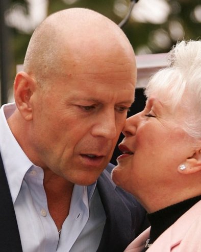 МАЈКА БРУСА ВИЛИСА ИМА 90 ГОДИНА И ВЕЋ 22 ГОДИНЕ ВОЛОНТИРА У ПОЛИЦИЈИ: Ево зашто је сви обожавају! (ФОТО)