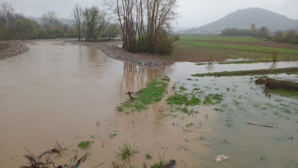 ВЕЛИКЕ ПАДАВИНЕ У ЛОЗНИЧКОМ КРАЈУ: Јадар попустио код Драгинца