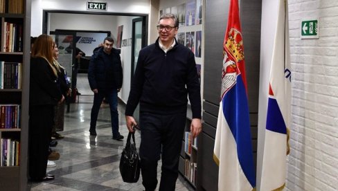 VUČIĆ STIGAO U SEDIŠTE SNS-A NA NOVOM BEOGRADU: Govoriće oko 22 sata o svim pokušajima izazivanja nereda i haosa u Srbiji (FOTO)
