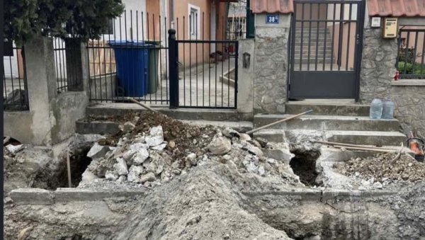 ИЗ КУЋЕ У АМБИС: Радници у Улици Цветанова ћуприја оштетили улазе у дворишта