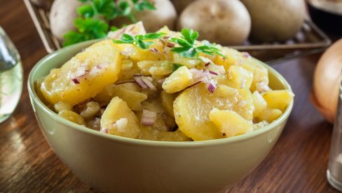 КРОМПИР САЛАТА НА МЕДИТЕРАНСКИ НАЧИН: Лагана и освежавајућа промена