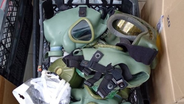 ЉУДИ, КО ОВО МОЖЕ ДА БРАНИ АУТОНОМИЈОМ УНИВЕРЗИТЕТА?! Tоповски удари, пиротехника, спрејеви, гас маске, радио станице... (ФОТО)