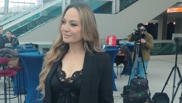 НОТА ГЛАМУРА И СУПТИЛНЕ ПРОВОКАЦИЈЕ: Јелена Томашевић изненадила стајлингом на промоцији албума Нине Бадрић (ФОТО)