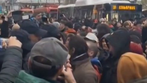 BLOKADERI DIVLJAJU ISPRED REKTORATA: Napadaju policajce i pozivaju na njihovo ubistvo!