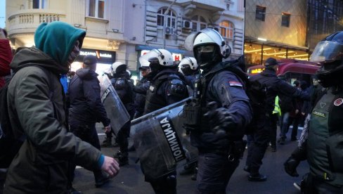 TERORISTIČKI NAPAD ĐOKIĆEVIH BLOKADERA: Napadali policajce i pozivali na njihovo ubistvo! (VIDEO)