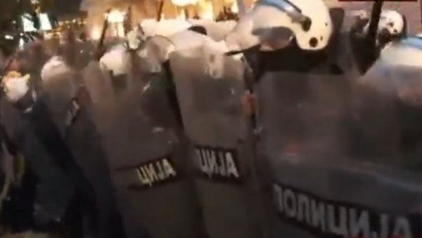 УЖАСАН СНИМАК НАПАДА ТЕРОРИСТА НА СРПСКУ ПОЛИЦИЈУ: Ана Брнабић очитала буквицу европским лицемерима