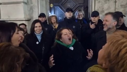 ХИТНО У ЛАЗУ, ХИТНО! Блокадери певају близу места где је погинула студенткиња (ВИДЕО)