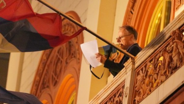 ЧЕГА СЕ ЧАСТАН (ПАМЕТАН) СТИДИ, ТИМЕ СЕ ЛИЦЕМЕР И БЕСРАМНИК (БУДАЛА) ПОНОСИ: Аналитичари за Новости о скандалозном понашању ректора Ђокића