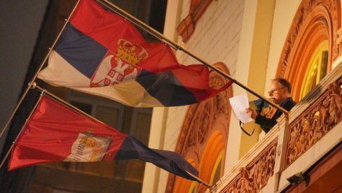 НЕЧАСНО ПОНАШАЊЕ РЕКТОРА: Студенткиња мртва, а он радосно маше - професори Петричковић и Јаковљевић жестоко осудили понашање Ђокића