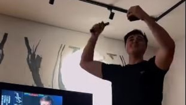 ПЕВАО, ПА СЕ ДИРЕКТНО УКЉУЧИО У САРАЈЕВО: Овако је Нермин Ханџић славио пласман Босне на Мундијал (ФОТО)