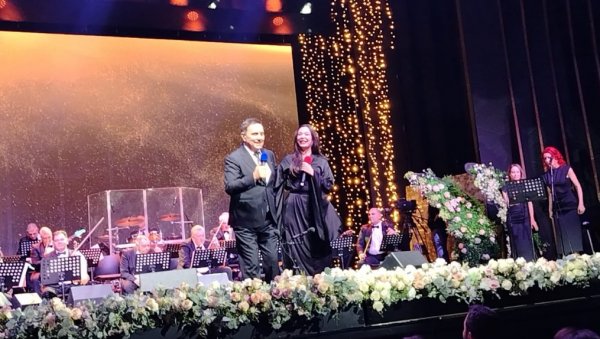 ПУТОВАЊЕ КРОЗ ЧЕТИРИ И ПО ДЕЦЕНИЈЕ РАДА: Народни ансамбл РТС прославио 45 година постојања (ФОТО)