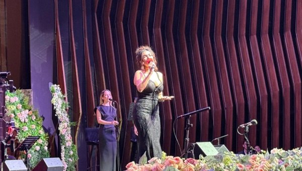 ЗЛАТНИХ 45 ГОДИНА НАРОДНОГ АНСАМБЛА РТС: Овације и велико признање за Тању Савић на концерту (ФОТО)