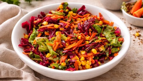 ŠARENA SALATA: Sezonska salata koja osvaja ukusom