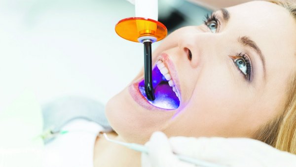 ИЗБЕЉУЈЕ ЗУБЕ И ЈАЧА ИХ? Најновија студија о иновативном праху који обезбеђује холивудски осмех - без оштећења