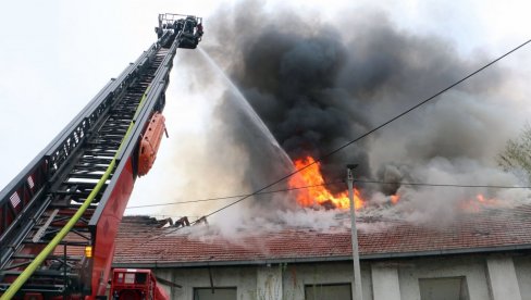 POŽAR U STAROJ ŽELEZNIČKOJ ŠKOLI KRAJ DUNAVA: Smederevski vatrogasci na terenu, sa dve ekipe