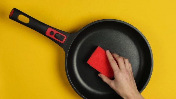 ВАЖНО ЈЕ ЗНАТИ ДА ГА НЕ БИСТЕ ОШТЕТИЛИ: Ево како да очистите тефлонски тигањ