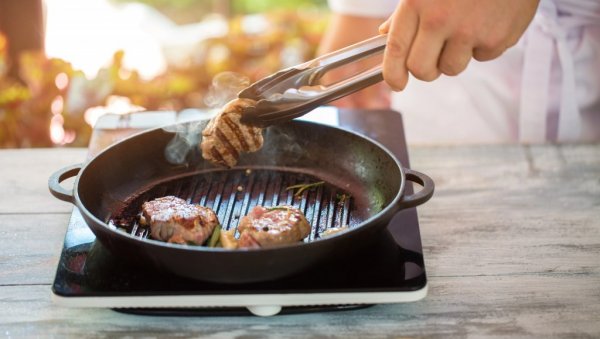 САМО СЛЕДИТЕ ТРИ ПРАВИЛА: Ево како да спремите месо, да упије што мање масноће