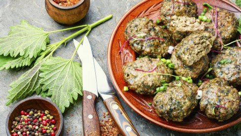 СА ШУНКОМ И КРОМПИРОМ: Пљескавице од коприве