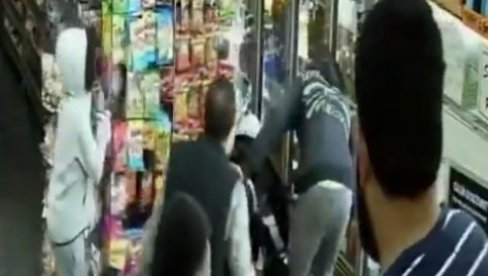 БЕБА СТРАДАЛА У ПУЦЊАВИ: Родитељи бежали од наоружаног нападача (ВИДЕО)