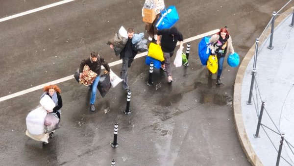 СЕОБА БЛОКАДЕРА СА РЕКТОРАТА: Износе препуне пластичне кесетине за ђубре и трпају их у камион (ФОТО)