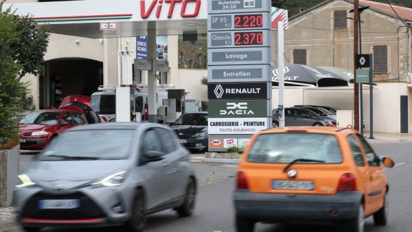 ПАНИКА У ФРАНЦУСКОЈ НА БЕНЗИНСКИМ ПУМПАМА: Несташица горива завладала широм земље, људи хрле да попуне залихе