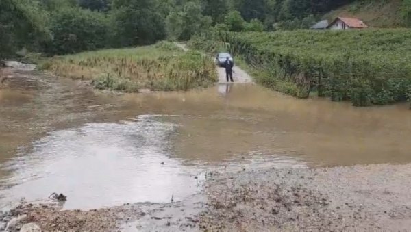 СТРЕПЕ ЗА ПУТЕВЕ И - ПОЉОПРИВРЕДУ: Док се у ивањичком крају бележе пораст водостаја и бујице, у Златиборском округу реке мирују